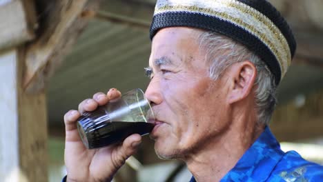 Alter-Malaiischer-Mann,-Der-Entspannt-Und-Bequem-Eine-Tasse-Kaffee-Trinkt