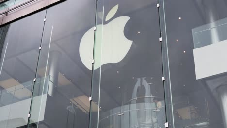 Los-Clientes-Compran-En-La-Marca-De-Tecnología-Estadounidense,-Apple,-La-Tienda-Oficial-Y-El-Logotipo-De-La-Empresa-En-Hong-Kong.