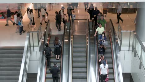 Käufer-Fahren-Auf-Automatisch-Fahrenden-Rolltreppen-In-Einem-High-End-Einkaufszentrum-In-Hongkong