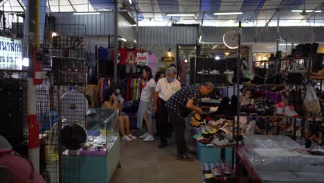 Las-Tiendas-Tailandesas-Locales-Durante-La-Hora-Del-Almuerzo-En-El-Mercado-Callejero-De-Comida-Local-En-Silom-Soi-10,-Bangkok,-Tailandia