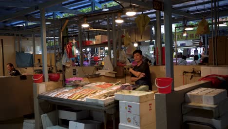 Vista-De-Los-Vendedores-De-Pescado-Esperan-A-Los-Clientes-En-El-Mercado-Húmedo-De-Whampoa,-Singapur