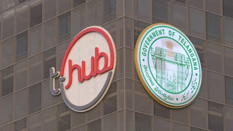 T-Hub-Und-Logo-Der-Regierung-Von-Telangana-An-Der-Seite-Eines-Bürogebäudes-In-HiTech-City,-Hyderabad