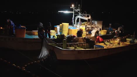 Japanische-Glühwürmchen-Tintenfischfischer-Auf-Booten-In-Der-Nacht,-Die-Fang-Einbringen