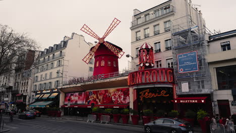 Vista-Del-Paisaje-Urbano-Del-Famoso-Edificio-Moulin-Rouge,-Con-Letreros-De-Neón,-París,-Francia