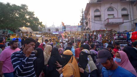 Indian-crowded-and-busy-market,-Indian-women-wearing-traditional-hijab-walking-through-the-market-outside-Charminar-for-shopping