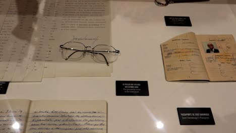 Persönliche-Gegenstände-Von-Jose-Saramago-In-Einer-Vitrine-Mit-Gläsern-Und-Schrift