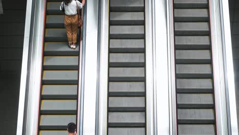 Käufer-Kommen-In-Einem-Einkaufszentrum-An,-Während-Sie-Auf-Automatisch-Fahrenden-Rolltreppen-Fahren