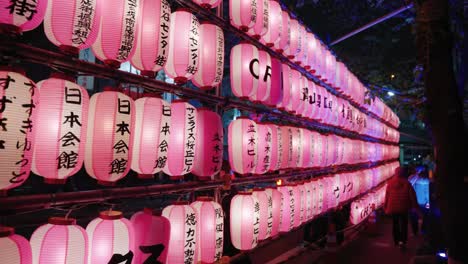 Filas-De-Linternas-Del-Festival-De-Sakura-En-Shibuya-Por-La-Noche,-Celebración-De-La-Primavera-De-Tokio