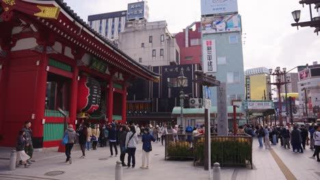 Asakusa-Baut-Pan,-Senso-Ji-Tempel-Und-Tokio-Viertel-Auf