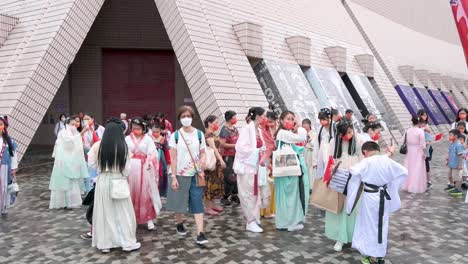 Personas-Vestidas-Con-La-Dinastía-Han-Durante-El-Día-Nacional-De-China-Celebran-El-Aniversario-De-La-Fundación-De-La-República-Popular-De-China