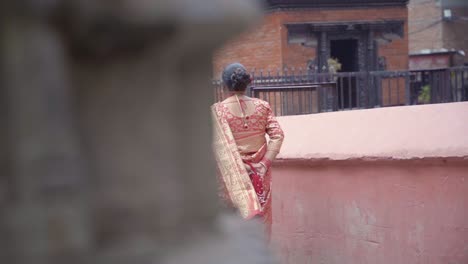 Vía-Derecha-Disparo-Desde-La-Espalda-De-Una-Mujer-Nepalesa-Alejándose-Vistiendo-Ropas-Tradicionales,-Katmandú-Nepal