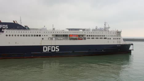 Dfds-Roro-Ferry-En-El-Canal-De-La-Mancha-En-Inglaterra,-Reino-Unido.