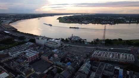 Aerial-footage-of-ships-in-the-Mississippi-River-in-New-Orleans