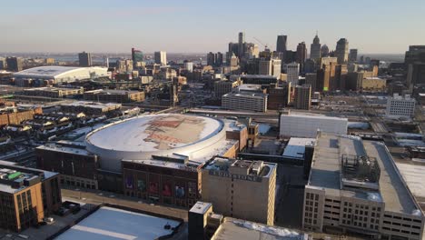 Little-Caesars-Basketball-Arena-Y-El-Paisaje-Urbano-De-Detroit,-Vista-Aérea