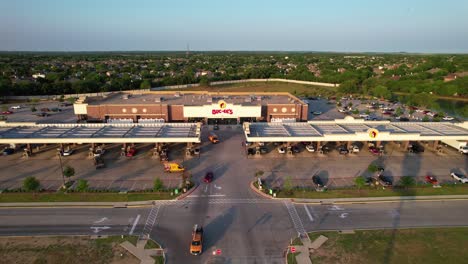 Vista-Aérea-Editorial-Del-Escaparate-De-Buc-ee&#39;s-En-Denton,-Texas