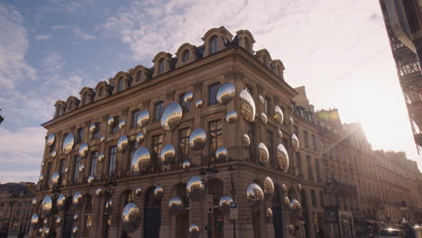 Place-Vendome-In-Paris,-Fassade-Des-Louis-Vuitton-Ladens,-Dekoriert-Mit-Vielen-Spiegeln,-Die-Die-Umliegenden-Gebäude-Widerspiegeln