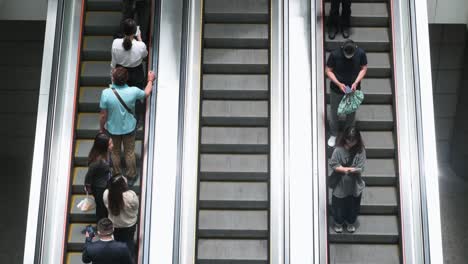 Los-Compradores-Chinos-Viajan-En-Escaleras-Mecánicas-Móviles-Automáticas-En-Un-Centro-Comercial-De-Alta-Gama.