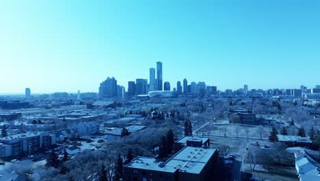 Edmonton-Innenstadt-Stadtzentrum-Drohnenüberflug-Von-Norden-Nach-Süden-Wohngebiete-Zu-Wolkenkratzern-Verspiegelte-Reflektierende-Türme-Hotels-Eigentumswohnungen-Bürogebäude-An-Einem-Klaren,-Sonnigen-Tag-Mit-Blick-Auf-Vögel-Draufsicht-Auf-Metro-1-4