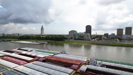Luftaufnahmen-Von-Fracht-Und-Lastkähnen-Auf-Dem-Mississippi-River-In-Baton-Rouge,-Louisiana