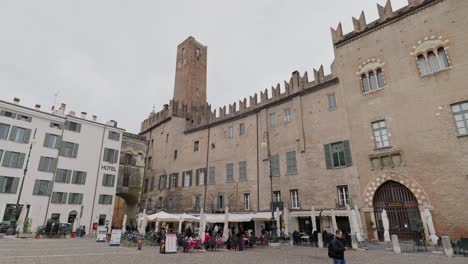 Famosa-Plaza-Sordello-En-El-Casco-Antiguo-De-Mantua,-Mantova-Italia