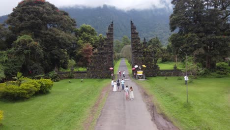 Aéreo,-Turistas-Alineados-En-Una-Cola,-Pareja-Posando-Para-Una-Foto-De-Instagram-En-La-Puerta-De-Handara,-Famosa-Atracción-Turística-Icónica-En-Bali-Indonesia