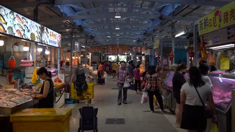 Einheimische-Kaufen-Ihre-Täglichen-Lebensmittel-Ein-Und-Unterhalten-Sich-Mit-Verkäufern-Auf-Dem-Whampoa-Wet-Market-In-Singapur