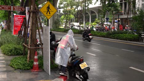 Conductor-De-Mototaxista-Con-Impermeables-En-Días-Lluviosos-Estacionó-Su-Bicicleta-En-Silom,-Bangkok,-Tailandia