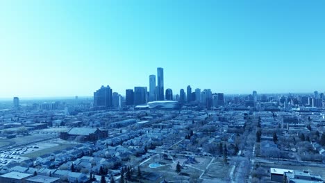 Edmonton-Innenstadt-Luftaufstieg-Überführung-Von-Wohngebieten-Zu-Wolkenkratzern-Verspiegelte-Reflektierende-Türme-Von-Norden-Nach-Süden-Hotels-Eigentumswohnungen-Bürogebäude-An-Einem-Klaren,-Sonnigen-Tag-Mit-Blick-Auf-Vögel-Draufsicht-Auf-Metro2-4