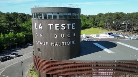 Freitauchturm-Mit-Fenstern-Oben-An-Der-Wasserschwimmbadanlage,-Luftaufnahme-Von-Rechts