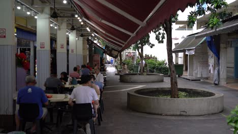 Escena-De-Gente-Cenando-Y-Charlando-En-La-Cafetería-Del-Barrio-Local-En-Whampoa,-Singapur.