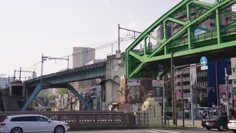 Vías-De-Tren-Y-Puentes-Sobre-La-Ciudad-De-Akihabara-En-Tokio,-Japón.