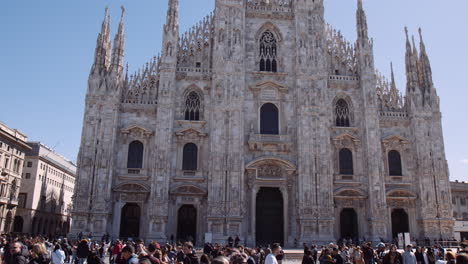 Impressive-Church-In-Piazza-del-Duomo-With-Several-Tourists-And-Locals-In-Milan,-Italy