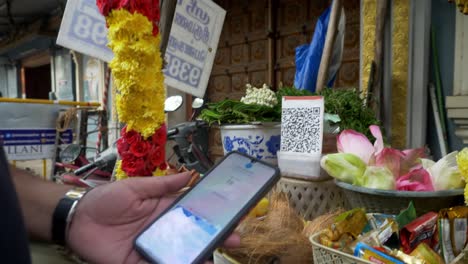 Indische-Straßenhändler-Akzeptieren-Digitale-Zahlungen-Mit-Dem-UPI-QR-Code