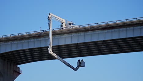 Inspektion-Unter-Der-Brücke-Einer-Schneebedeckten-Brücke-In-Carolina-Beach,-North-Carolina,-Mithilfe-Eines-Kranwagens-Unter-Der-Brücke-Mit-Teleskopischem-Hydraulikarm