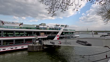 Gangway-Zum-Flusskreuzfahrtschiff,-Das-Am-Rhein-In-Köln-Anlegt