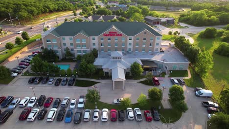 Imágenes-Aéreas-Editoriales-Del-Hilton-Garden-Inn-En-Denton,-Texas.