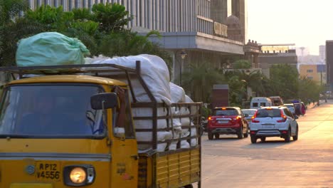 Blick-Auf-Die-Belebte-Straße-Der-Stadtlandschaft-Mit-Hochhäusern-In-Der-Hightech-Stadt-Am-Abend,-Hyderabad