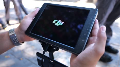 Primer-Plano-De-La-Mano-De-Una-Persona-Controlando-El-Transmisor-Desde-Dji