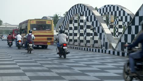 Tráfico-En-Movimiento-En-El-Puente-Napier-Transformado-En-Un-Tablero-De-Ajedrez,-Chennai,-India