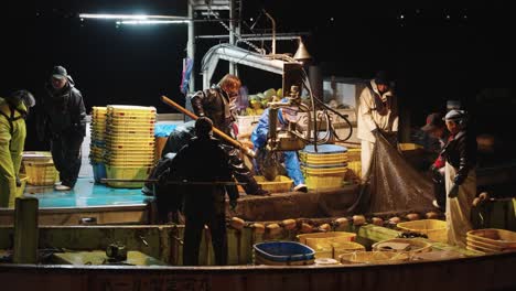 Pesca-De-Calamares-En-La-Noche-En-La-Bahía-De-Toyama-Para-Calamares-Luciérnagas-Estacionales