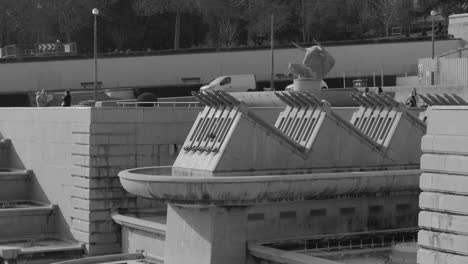 Monochrom-Von-Wasserwerfern-Auf-Den-Gärten-Des-Trocadero-In-Paris,-Frankreich