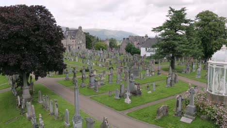 Old-Town-Cemetery-in-Stirling,-Scotland-with-tombstones-and-The-Martyrs-Monument