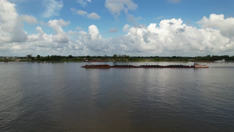 Redaktionelle-Luftaufnahmen-Eines-Lastkahns-Auf-Dem-Mississippi-River-In-Baton-Rouge,-Louisiana