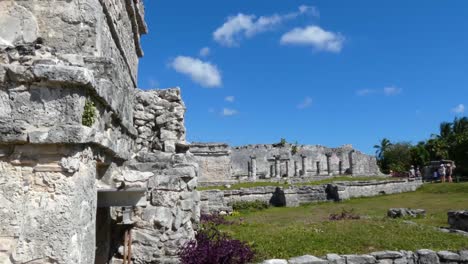 Templo-De-Los-Frescos,-Izquierda-Y-Casa-De-Las-Columnas-En-El-Sitio-Arqueológico-De-Tulum,-Quintana-Roo,-México.