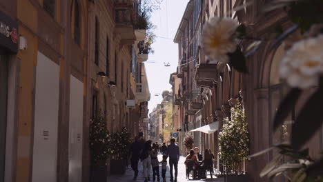 Gente-Paseando-Por-Las-Famosas-Calles-Comerciales-De-Via-Della-Spiga-En-Milán,-Italia