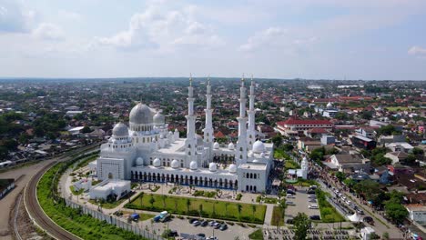 Aerial-view-of-Sheikh-Zayed-Grand-Mosque-in-Central-Java,-Indonesia