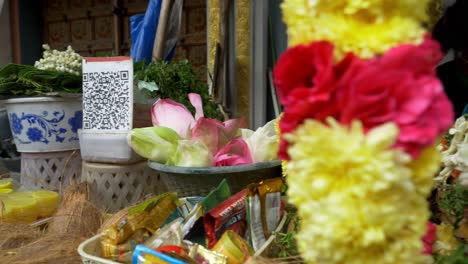 Indian-street-vendors-accept-digital-payments-using-UPI-QR-code-scanner,-India