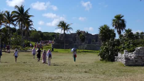 Touristen-Besuchen-Die-Archäologische-Stätte-Tulum,-Quintana-Roo,-Mexiko