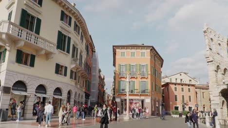 Scene-Of-People-Walking-Around-The-Streets-Near-The-Roman-Amphitheater-In-Verona,-Italy