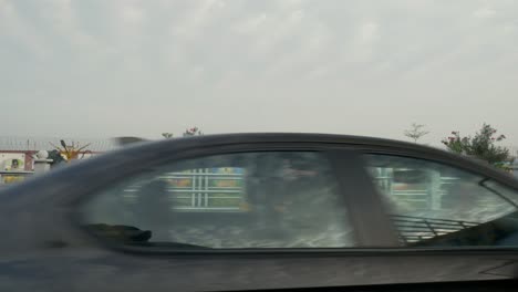 Typischer-Blick-Auf-Die-Straße-Eines-Indischen-Vorortes-Aus-Einem-Autofenster